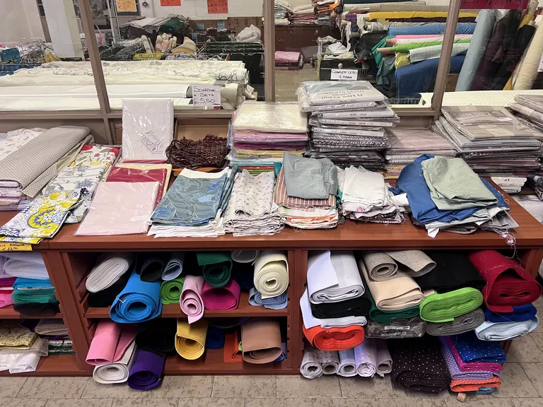 Biancheria per la casa, completi letto e tessili esposti in negozio