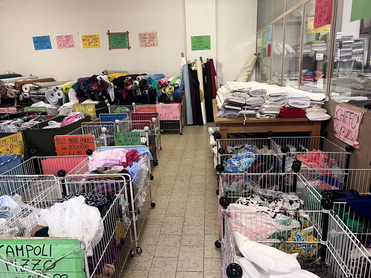 Reparto interno con tessuti, scampoli e biancheria