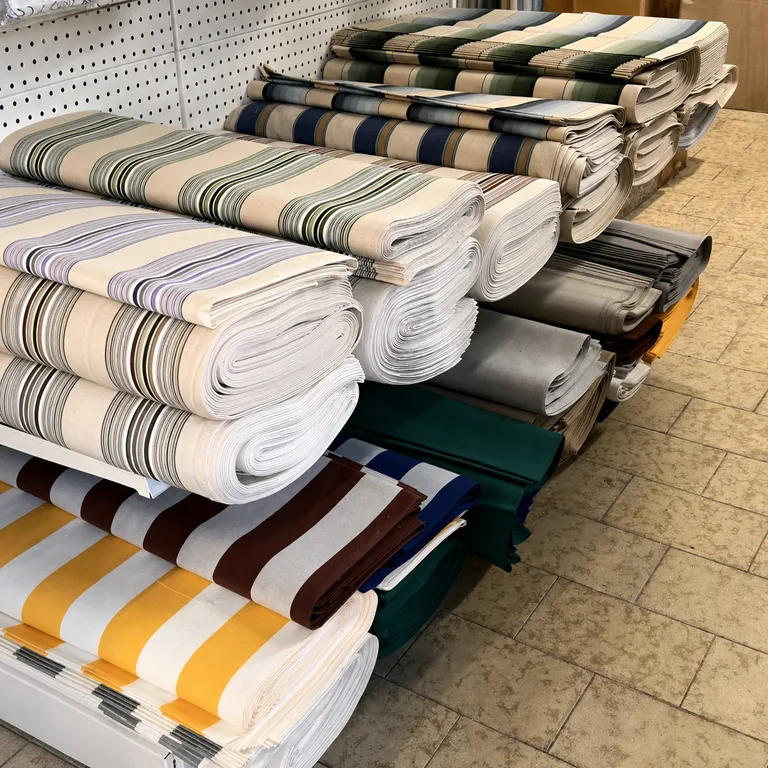 Rotoli di tessuti a righe disponibili in negozio
